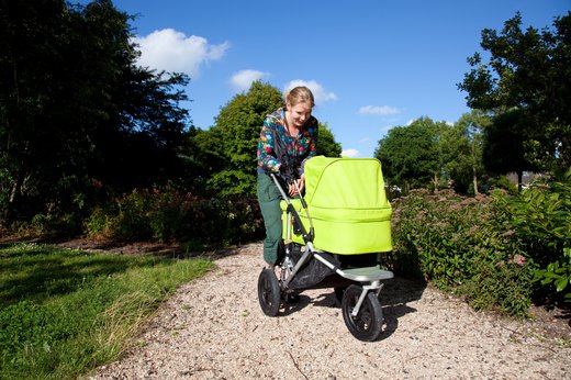 moeder_met_kinderwagen.jpg